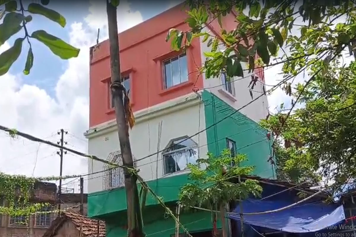 ‘রাত ২টো পর্যন্ত কাজ করেও হচ্ছে না’, মুখ্যমন্ত্রীর ‘হর ঘর তেরঙ্গা’ কর্মসূচিতে খুশির হাওয়া হাওড়ার পতাকা বাড়িতে!