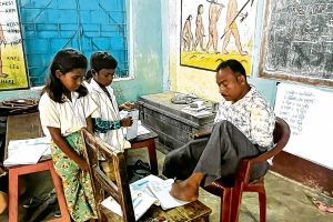 ‘ঠুঁটো’ অপবাদ ঘুচল অদম্য জেদে, পায়ে লিখেই ১২ বছর ধরে শিক্ষকতা বাঘমুন্ডির জগন্নাথের!