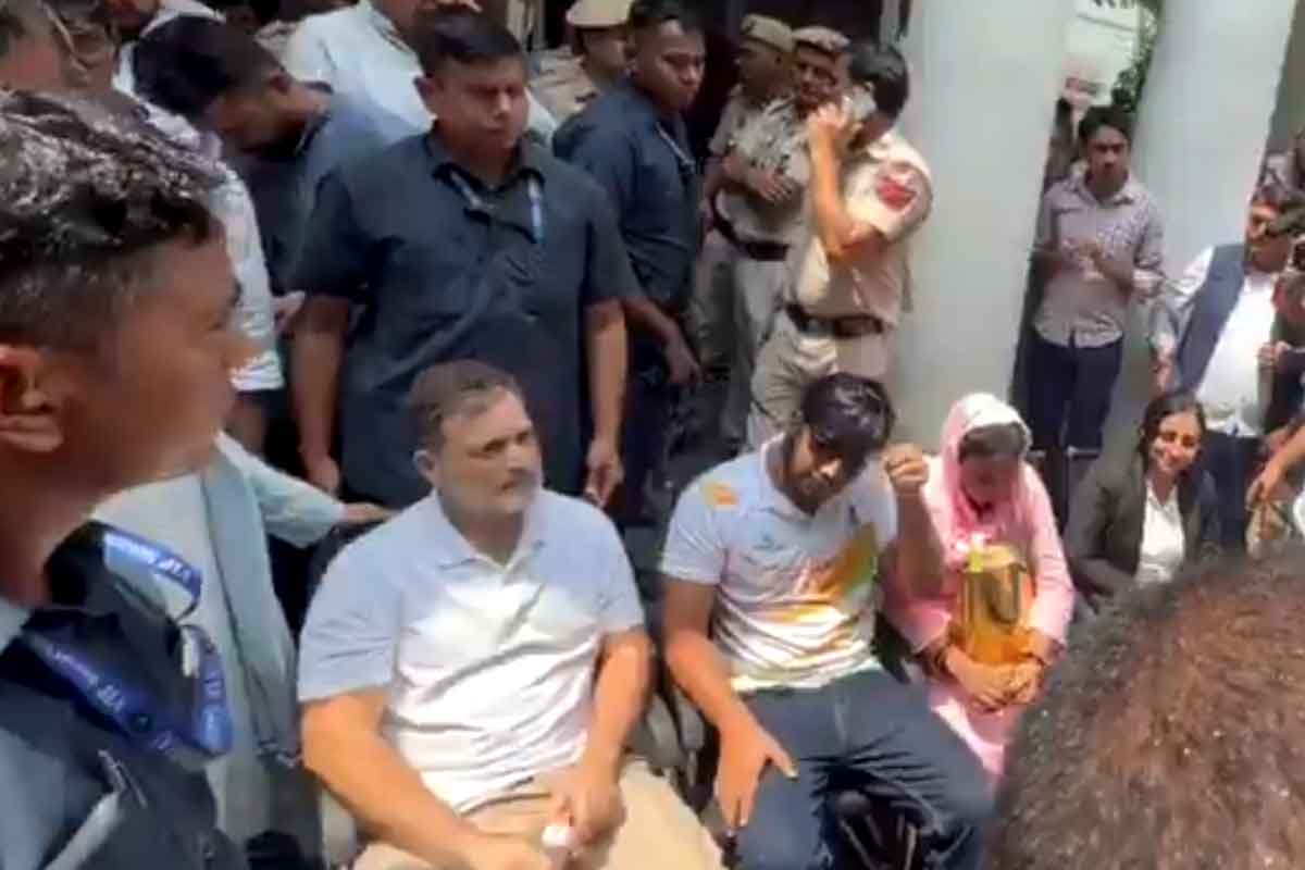 পেলেট গানে আহত ছাত্রের এফআইআর নিতে নারাজ দিল্লি পুলিশ! থানাতেই ধরনায় রাহুল