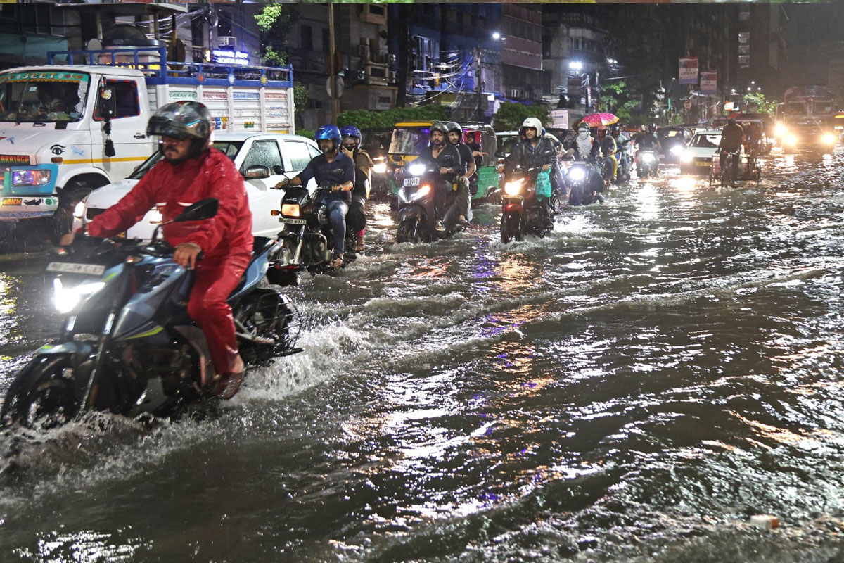 West Bengal Weather Update: Kolkata inundated by torrential rain, Several roads are waterlogged