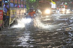 অতি ভারী বৃষ্টিতে ভাসল কলকাতা, উত্তর থেকে দক্ষিণের একাধিক রাস্তা জলমগ্ন!