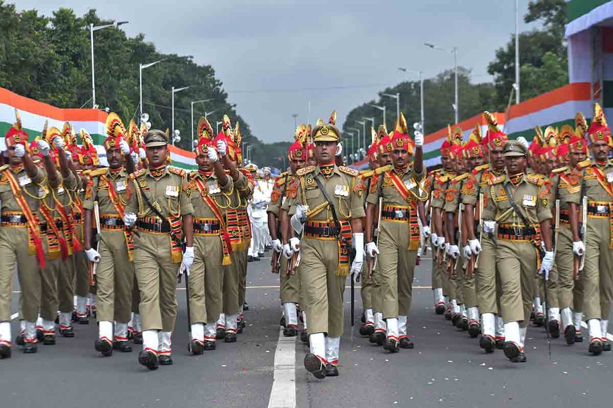 স্বাধীনতা দিবসের অনুষ্ঠানে ভিডিও-সেলফি নয়, রেড রোডে ডিউটিতে পুলিশের ফোন ব্যবহারে ‘না’