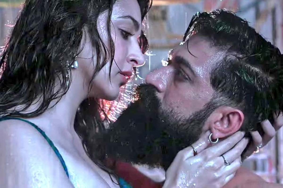 ‘গান না কন্ডোমের বিজ্ঞাপন?’ বিতর্ক উসকে ‘টক্সিক’ যশের খোঁচা, ‘প্রয়োজনে করব কিন্তু…’