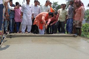 ৪ মাসেই ঘুচল ৫০ বছরের অপ্রাপ্তি, বিধায়ক রুদ্রনীলের উদ্যোগে রাস্তা ঢালাই হাওড়ার ‘বঞ্চিত’ ওয়ার্ডে