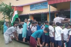 মুখে বন্দে মাতরম, মনে দেশপ্রেম! জলবন্দি স্কুলে নৌকায় চেপে স্বাধীনতা দিবস উদযাপন খুদে পড়ুয়াদের