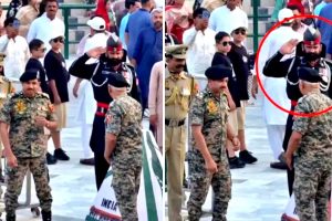 ওয়াঘা সীমান্তে ভারতের সেনা আধিকারিককে স্যালুট পাক রেঞ্জারের! সংঘাতের মাঝেই চর্চায় ভিডিও