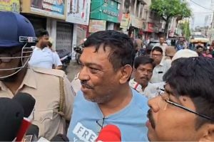 প্রাক্তন তৃণমূল বিধায়ক সনৎকে নিয়ে নৈহাটিতে ‘পুনর্নির্মাণ’ পুলিশের, চোর স্লোগান দিয়ে তেড়ে গেল জনতা