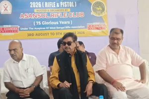 এবার কি শত্রুঘ্নও হাত ছাড়ছেন মমতার? রাজ্যের মন্ত্রী, বিধায়কের পাশে বসে তৃণমূল সাংসদ জানালেন…