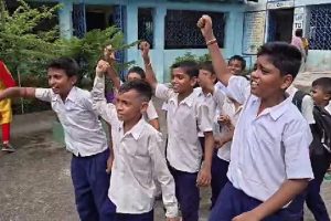 ‘শিরায় শিরায় রক্ত, সন্দীপ স্যরের ভক্ত’, প্রিয় স্যারের বদলির খবরে কান্নায় ভেঙে পড়লেন পড়ুয়ারা