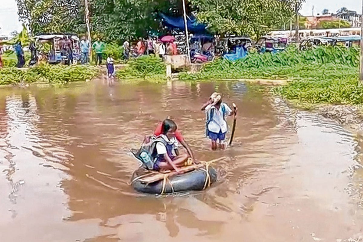 কেবল বর্ষা নয়, সারা বছরই জমে জল, রাস্তা পেরিয়ে স্কুলে পৌঁছতে পড়ুয়াদের ভেলাই ভরসা!