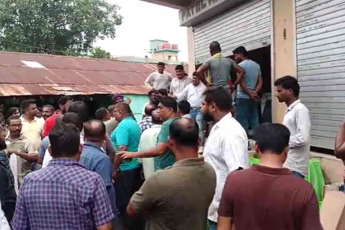 অভিভাবকের সামনেই ছাত্রের ‘গলা টিপে’ মারধর প্রিন্সিপালের, স্কুলে ব্যাপক ভাঙচুর, পুলিশের লাঠিচার্জ!