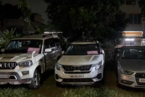 রাস্তা দখল করে সেকেন্ড-হ্যান্ড গাড়ির ‘শোরুম’! বিজেপি বিধায়ক বললেন, ‘তৃণমূল জমানার ট্র্যাডিশন’