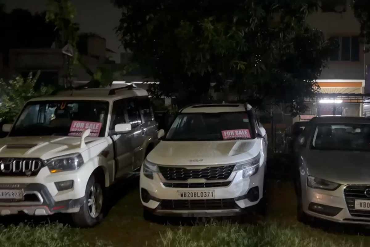রাস্তা দখল করে সেকেন্ড-হ্যান্ড গাড়ির ‘শোরুম’! বিজেপি বিধায়ক বললেন, ‘তৃণমূল জমানার ট্র্যাডিশন’