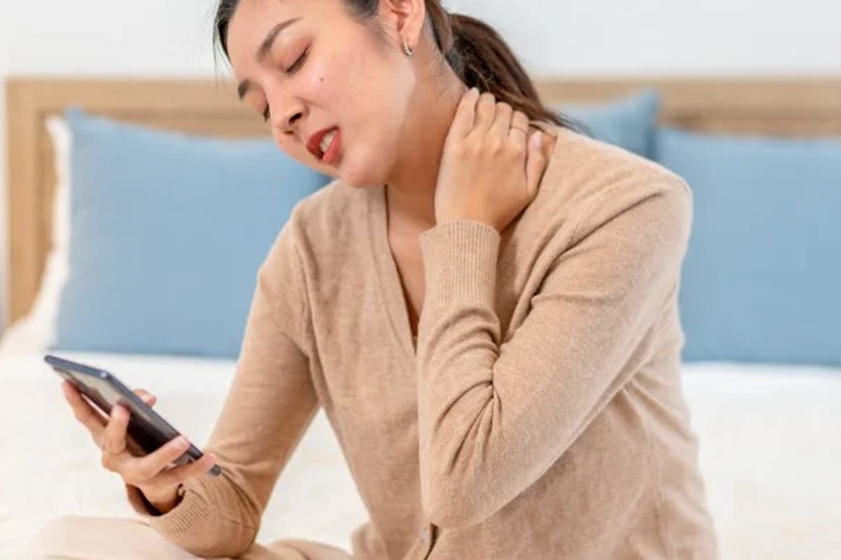 Symptoms of neck pain caused by prolonged phone use