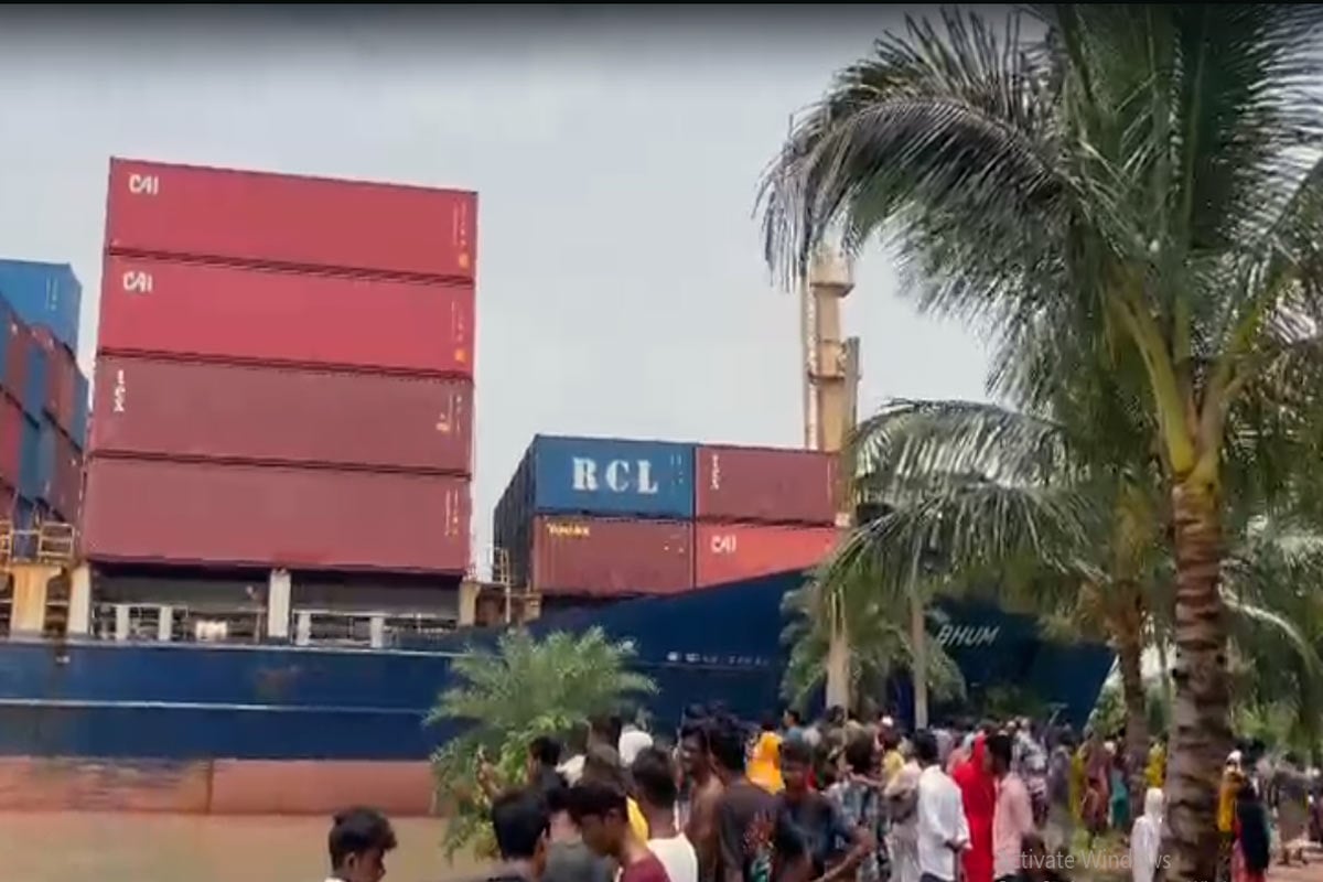 কন্টেনার ভর্তি আস্ত জাহাজ উঠে পড়ল রাস্তায়! হুলস্থুল ডায়মন্ড হারবারের নুরপুরে