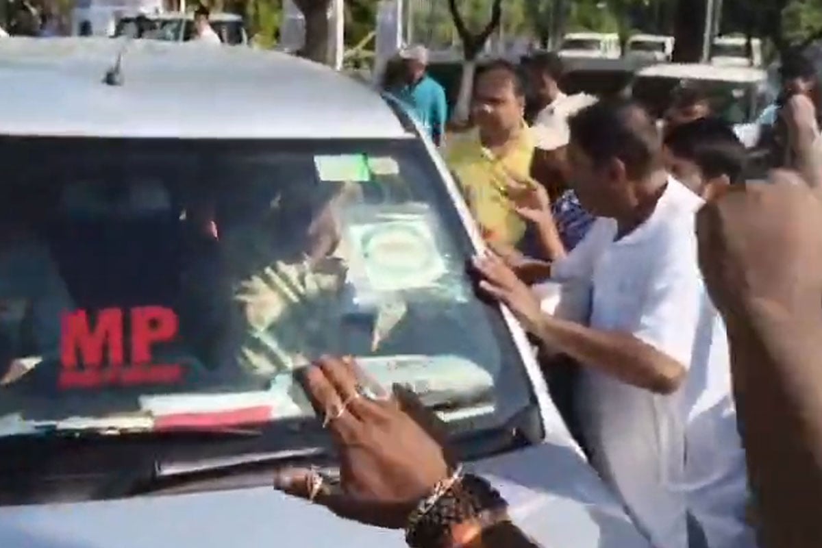 কলকাতা বিমানবন্দরে সৌগত রায়কে ঘিরে তুমুল বিক্ষোভ, ‘শুধু ভূরিভোজে দেখা যেত,’ তোপ বিজেপি বিধায়কের
