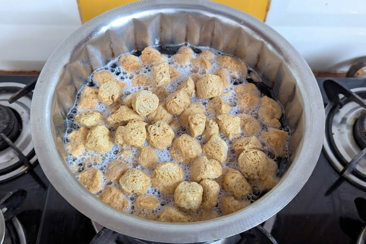 Simple ways to check whether soya chunks are genuine
