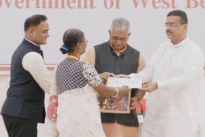 মমতার ‘বাংলার বাড়ি’ হল ‘পশ্চিমবঙ্গ আবাস’, আজই দ্বিতীয় কিস্তির টাকা! শুভেন্দু বললেন, ‘রং-ধর্ম দেখব না’
