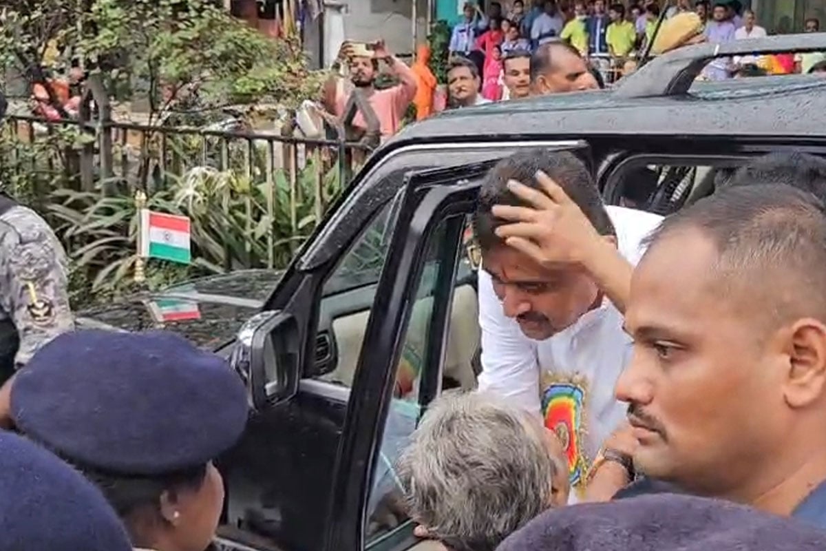 ‘বাবা, দাঁড়াও’, ডাক শুনে থামল কনভয়, শুভেন্দুকে আশীর্বাদ করে কী বললেন বৃদ্ধা?