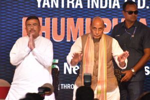 ‘এতদিন শিল্প বন্ধ হত, এখন বাংলায় শুধুই বিনিয়োগের খবর’, শুভেন্দুকে দরাজ সার্টিফিকেট রাজনাথের