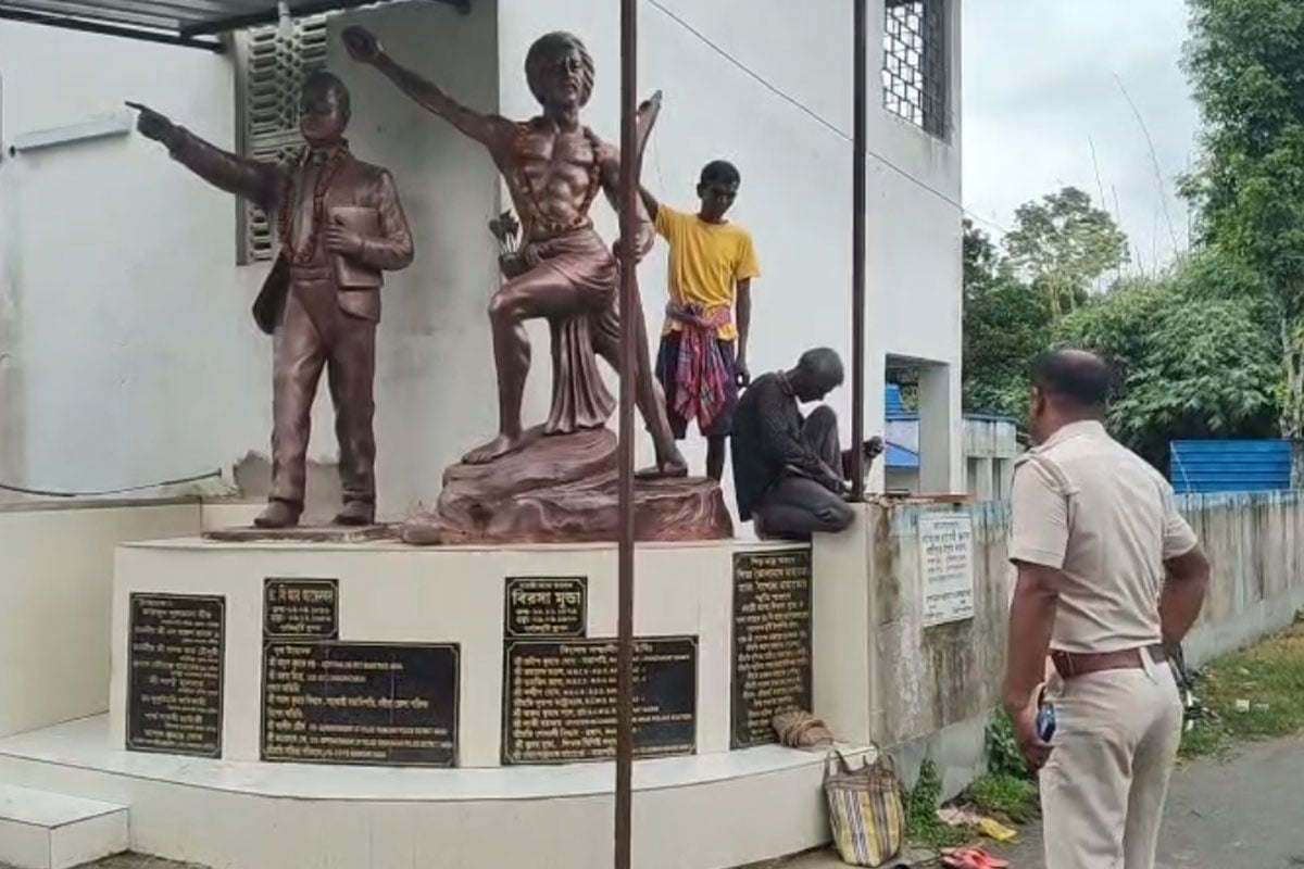 স্বাধীনতা দিবসের রাতে বিরসা মুণ্ডা-আম্বেদকরের মূর্তি ভাঙল দুষ্কৃতীরা! চাঞ্চল্য তাহেরপুরে