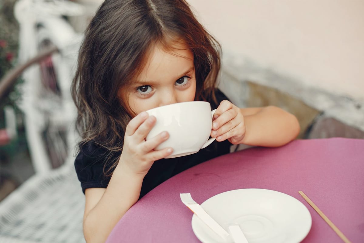 বায়না করে চা খাচ্ছে খুদে? শরীরে হতে পারে একাধিক সমস্যা! বদলে দিন এই পুষ্টিকর পানীয়