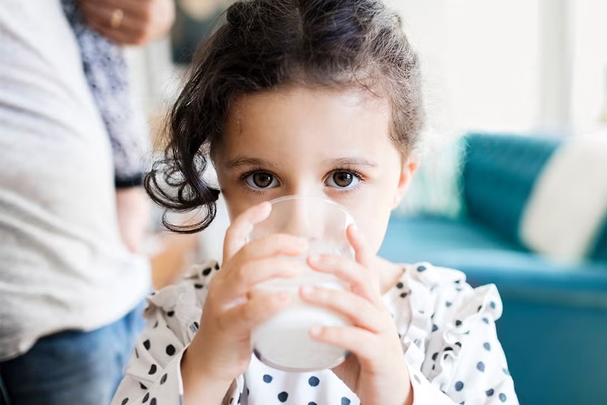 child tea drinking caffeine iron sleep health milk alternative