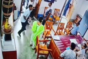 ছাত্রের দুষ্টুমিতে শাসন কেন? ‘সবক’ শেখাতে বেল্ট খুলে প্রধান শিক্ষক, ক্লাস টিচারকে পেটালেন বাবা!