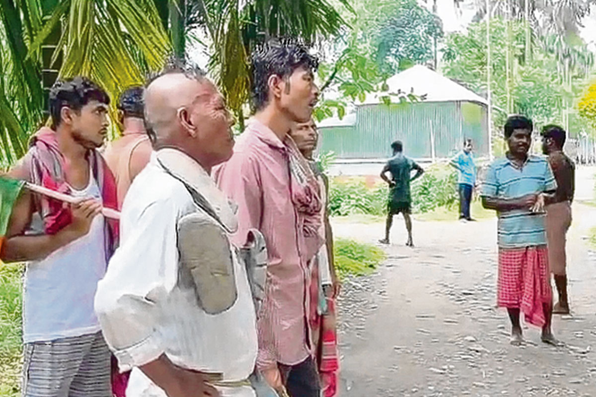 আবাসে দুর্নীতির অভিযোগ, অর্ধেক নেড়া-জুতোর মালা পরিয়ে ঘোরানো হল তৃণমূল নেতাকে!