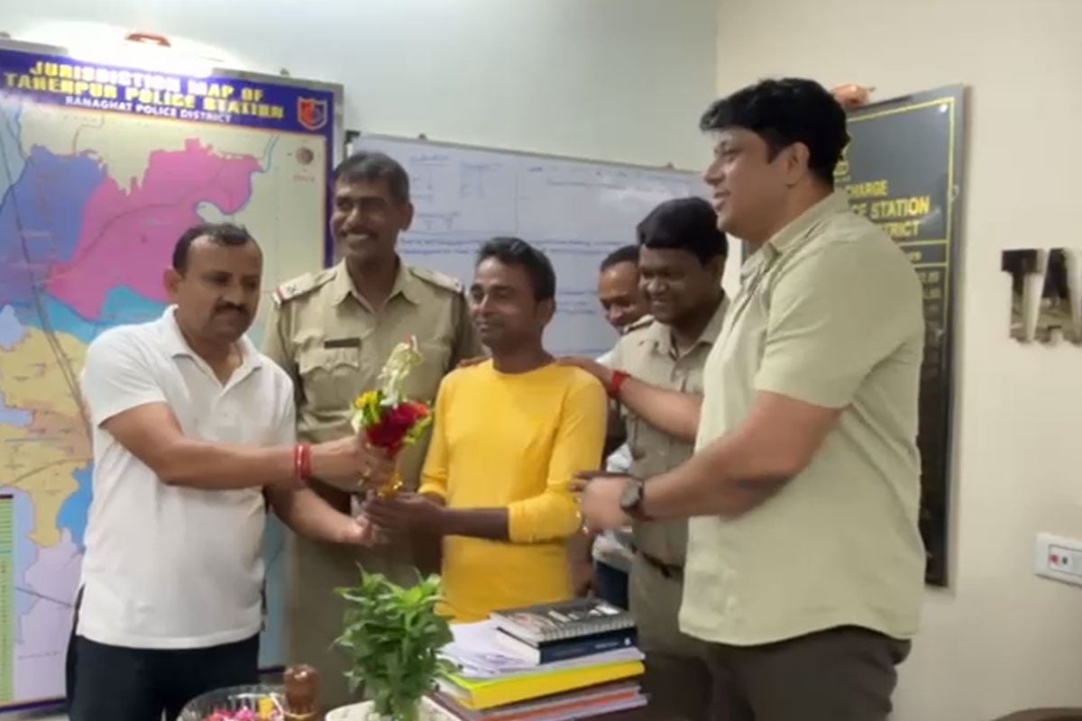 ‘ফিরিয়ে দেওয়াই প্রাপ্তি’, টোটোয় ফেলে যাওয়া লক্ষাধিক টাকা ফিরিয়ে সততার নজির চালকের