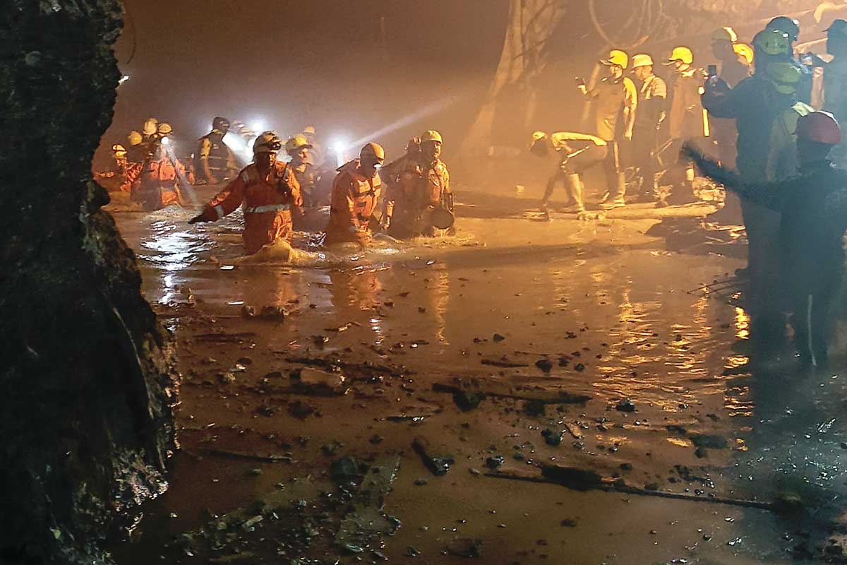 উত্তরাখণ্ডের সুড়ঙ্গে জলস্রোতে ভেসে, ধস নেমে মৃত ৭, এখনও ভিতরে আটকে ৩ শ্রমিক