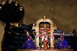 এই মন্দিরে শায়িত বিষ্ণু মূর্তি, সন্তানলাভের আশায় জল নয়, কেবল তেল ঢালেন ভক্তদল