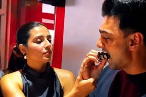 পরস্পরকে কেক খাইয়ে সেলিব্রেশন দেব-শুভশ্রীর, ভাইরাল ‘দেশু ৭’ শুটিং শেষের মুহূর্ত
