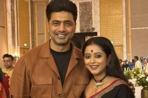 পছন্দের নায়ককে কাছে পেয়ে চোখে জল, দেবের সঙ্গে ছবি তুলে শ্রুতি বললেন…