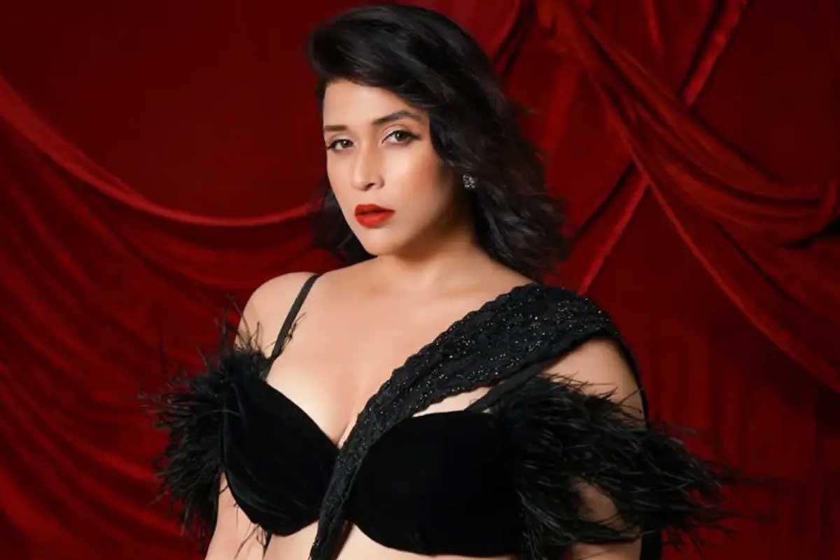 ‘গাড়ি না সরালে টায়ারের হাওয়া বের করে দেব,’ প্রিয়াঙ্কার বোন মান্নারাকে হুঁশিয়ারি! ভাইরাল ভিডিও