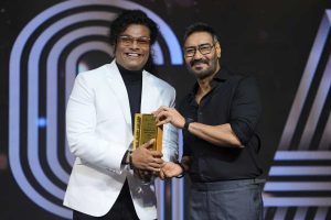 ভালো কাজের স্বীকৃতি! অজয় দেবগণের হাত থেকে পুরস্কৃত কলকাতার পরিচালক শিলাজিৎ