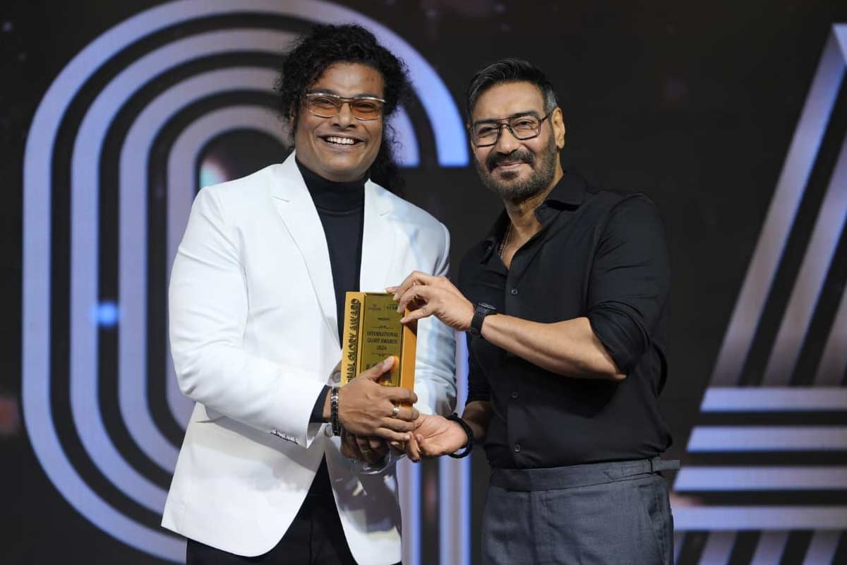 ভালো কাজের স্বীকৃতি! অজয় দেবগণের হাত থেকে পুরস্কৃত কলকাতার পরিচালক শিলাজিৎ