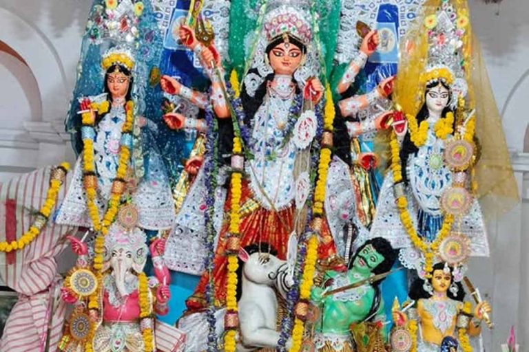 বাংলার এই বাড়িতে কুমারীরা পরেন শাঁখা, ভোগে পুরীর জিভেগজা, উমা তুষ্ট ওড়নাতেই
