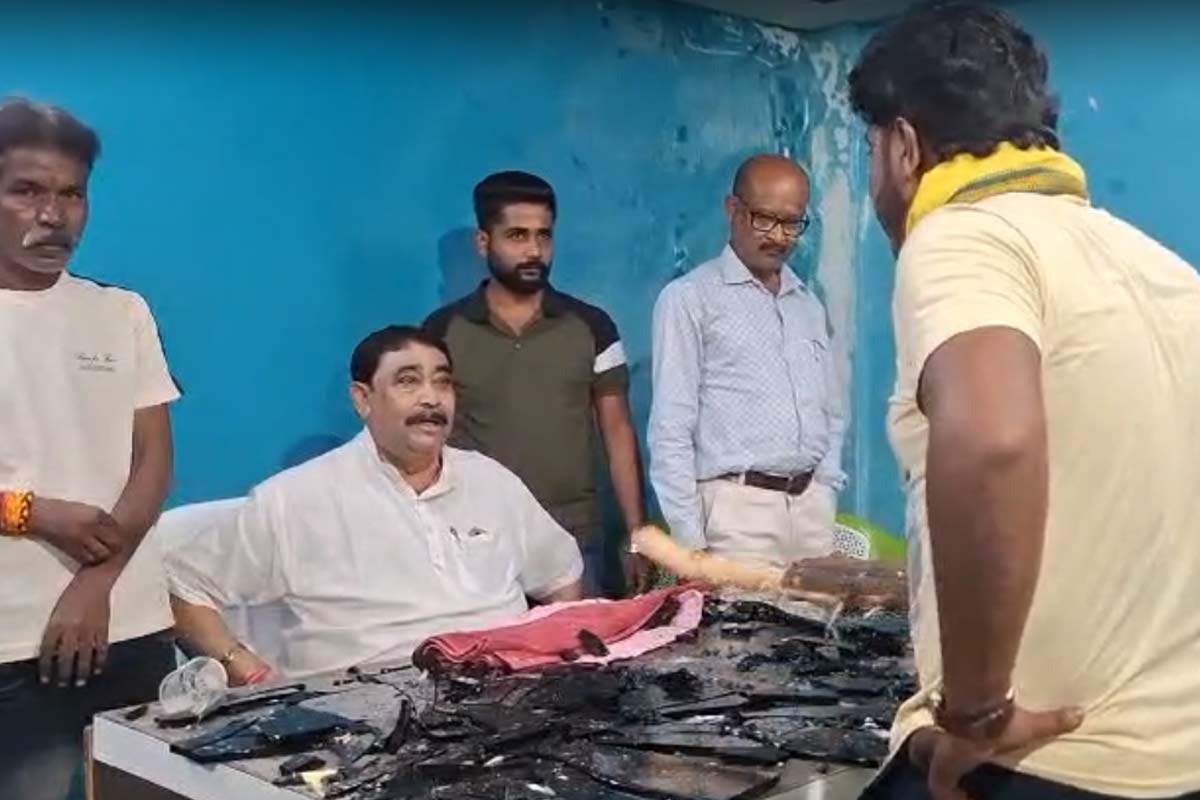 অনুব্রতর সামনেই পার্টি অফিস ভাঙচুর, বীরভূমের ‘বাঘ’কে দেখে নেওয়ার হুমকি!