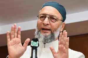 ‘স্ত্রীকে তিনবেলা বলুন ভালোবাসি’, ভোটপ্রচারে ‘লাভ গুরু’র ভূমিকায় ওয়েইসি