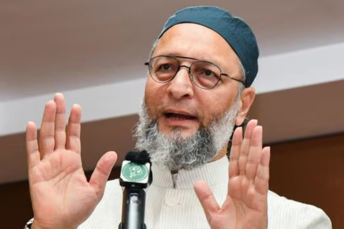 ‘স্ত্রীকে তিন বেলা বলুন ভালোবাসি’, ভোটপ্রচারে ‘লাভ গুরু’র ভূমিকায় ওয়েইসি