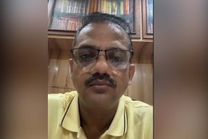 টানা বৃষ্টিতে ত্রিপল বিলি করছিলেন বিধায়ক, না পেয়ে বাড়ির সামনে মলত্যাগ করলেন ক্ষুব্ধ ব্যক্তি!