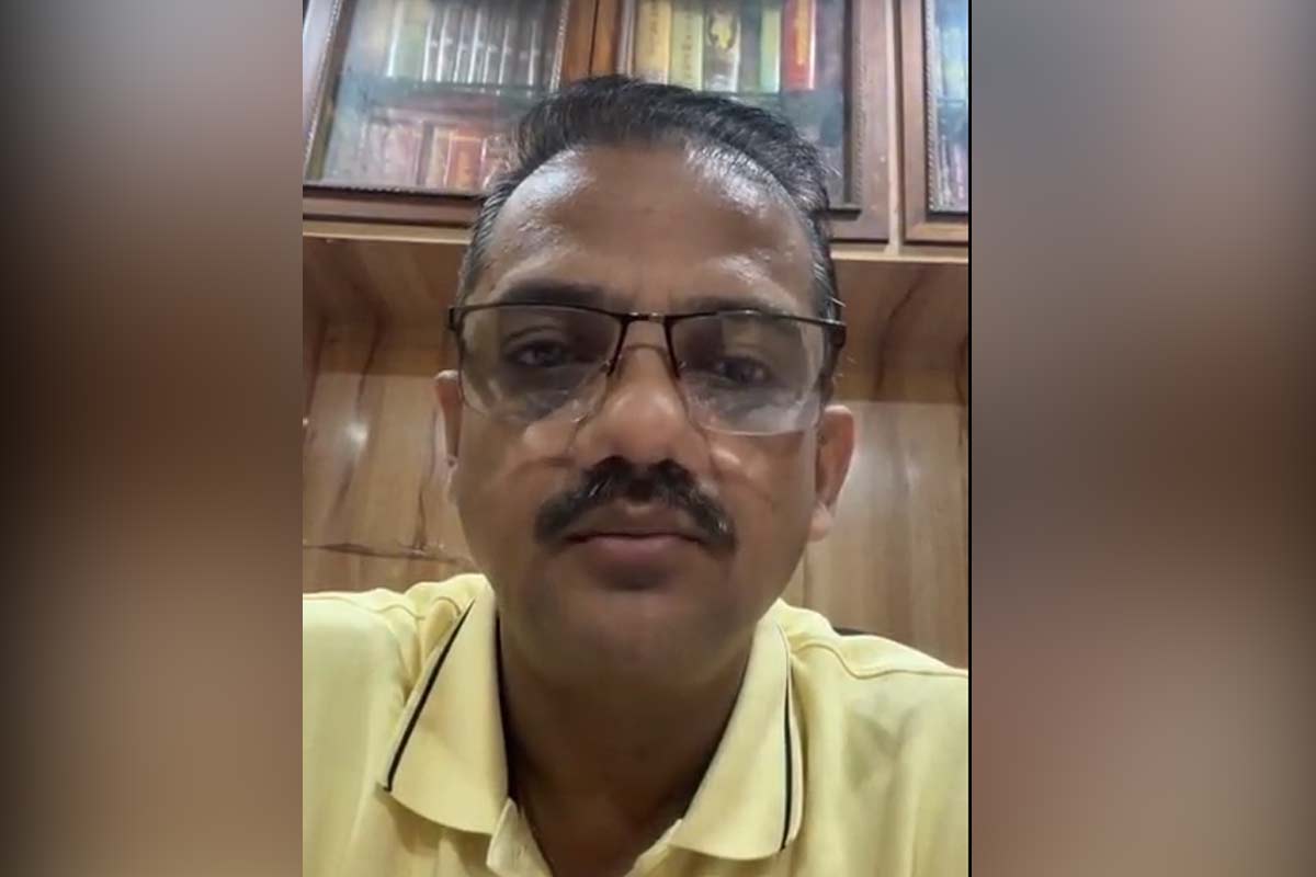 টানা বৃষ্টিতে ত্রিপল বিলি করছিলেন বিধায়ক, না পেয়ে বাড়ির সামনে মলত্যাগ করলেন ক্ষুব্ধ ব্যক্তি!