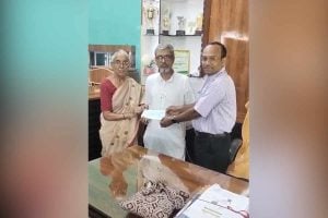 মাতৃভাষাকে ভালোবেসে! বাংলায় সর্বোচ্চ নম্বরপ্রাপকদের বৃত্তিতে স্কুলে ১ লক্ষ দান প্রাক্তন শিক্ষিকার