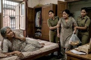 শয্যাশায়ী বৃদ্ধাকে দেখভালের নামে অত্যাচার, টাকা-গয়না লুট! গ্রেপ্তার ‘ডাকাত’ আয়া, প্রকাশ্যে সিসি ফুটেজ