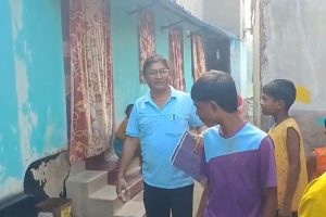 খাঁ খাঁ ক্লাসরুম, নাম ডাকার খাতা হাতে বাঁকুড়ায় পড়ুয়াদের বাড়ি বাড়ি ঢুঁ শিক্ষকদের, ব্যাপারটা কী?