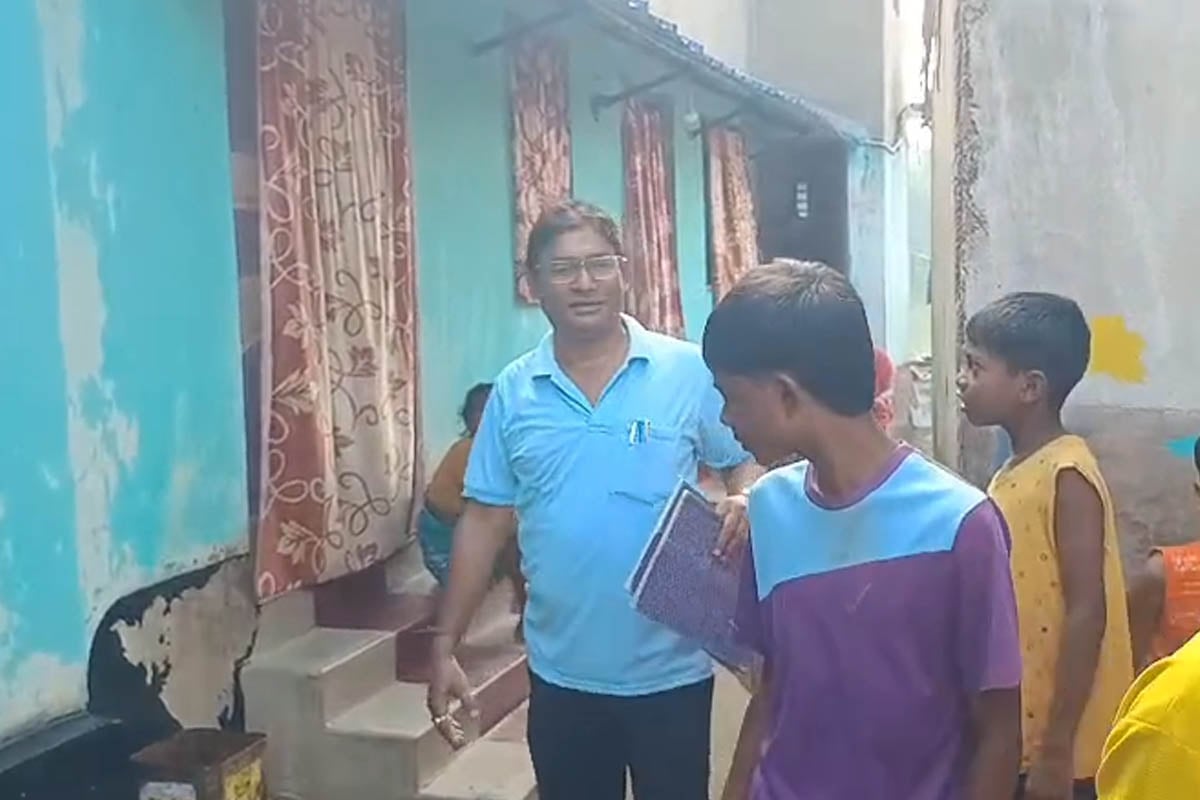 খাঁ খাঁ ক্লাসরুম, নাম ডাকার খাতা হাতে বাঁকুড়ায় পড়ুয়াদের বাড়ি বাড়ি ঢুঁ শিক্ষকদের, ব্যাপারটা কী?