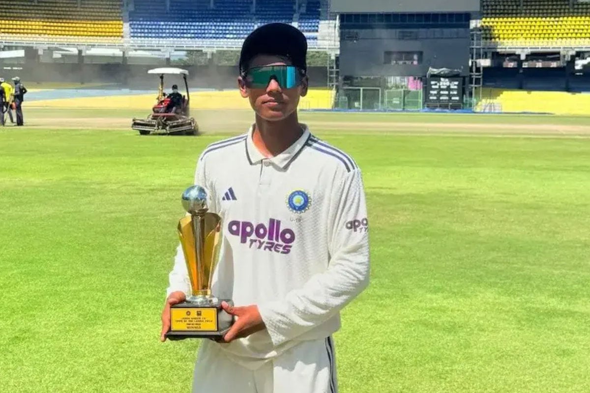 বয়স ভাঁড়ানোয় ভারতীয় দল থেকে ‘ঘাড়ধাক্কা’ বিসিসিআইয়ের, সেই ক্রিকেটারকেই পুরস্কার সিএবি’র!