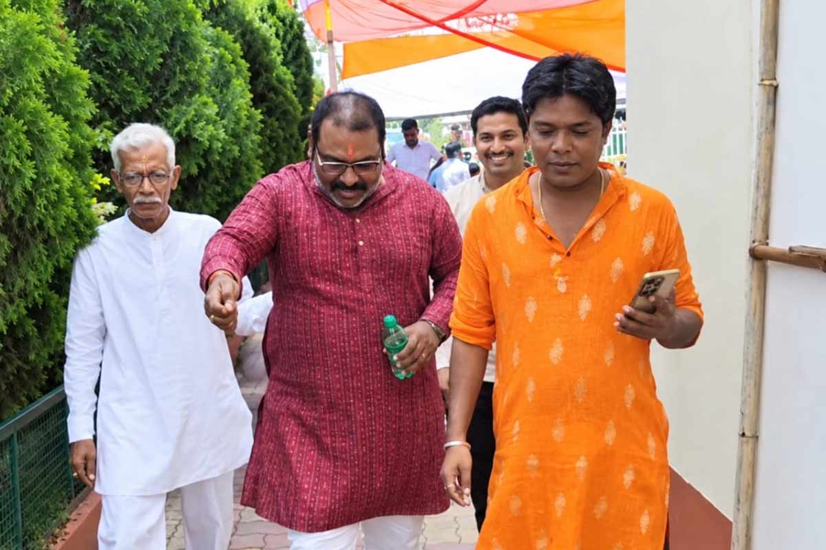 পার্টি অফিস শুদ্ধিকরণে বিশ্ব হিন্দু পরিষদ! বিজেপি বনাম ভিএইচপির ‘দ্বন্দ্ব’ ভাইরাল