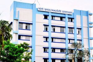 আধার কার্ড না থাকায় ভর্তি নেয়নি হাসপাতাল! বনগাঁয় গেটের বাইরেই মৃত্যু অসুস্থ বৃদ্ধার!
